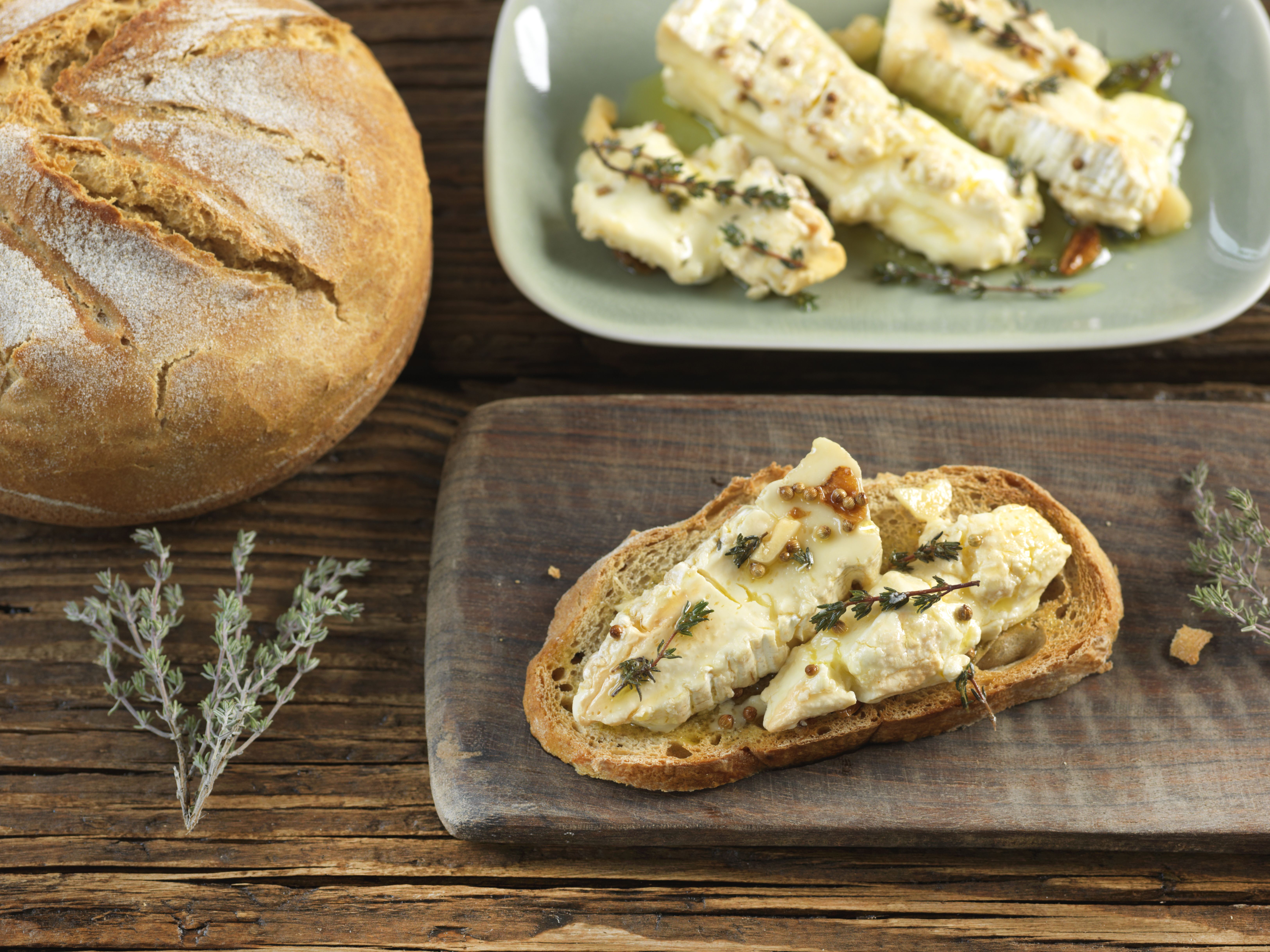 Brie de Meaux mariné aux herbes et pain en cocotte Brie de Meaux mariné aux herbes et pain en cocotte