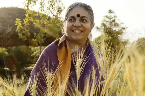 Vandana Shiva, pionnière de l'éco-féminisme & de la bio Vandana Shiva, pionnière de l'éco-féminisme & de la bio